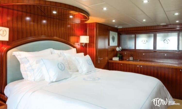 galeria_site_fb6670_170_barco_johnson_103'_motoryacht_-_32_mts_2010 (1)